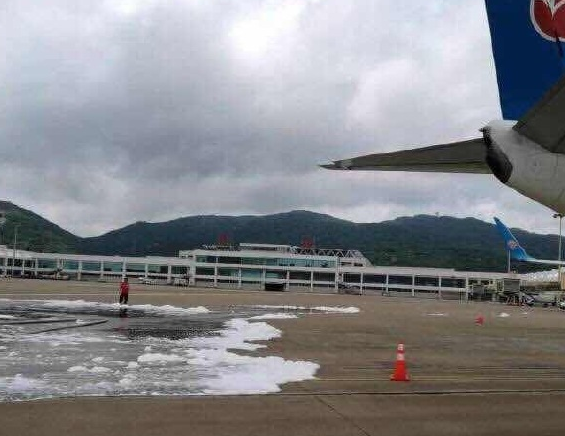 烏龍！長安航空首航飛機珠海機場“過水門” 消防車誤噴泡沫致飛機停飛